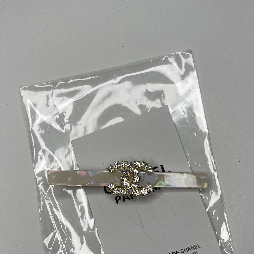 CHANEL Ivory and Gold Hair Clip - Picture 4 of 5